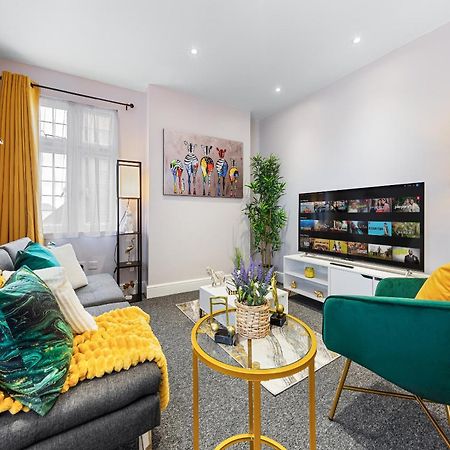Elegant 2Br London Hideaway- King Bed, Sleeps 6 - Parking- Instant Book- 20 Percent Off Limited Time! בארנט מראה חיצוני תמונה