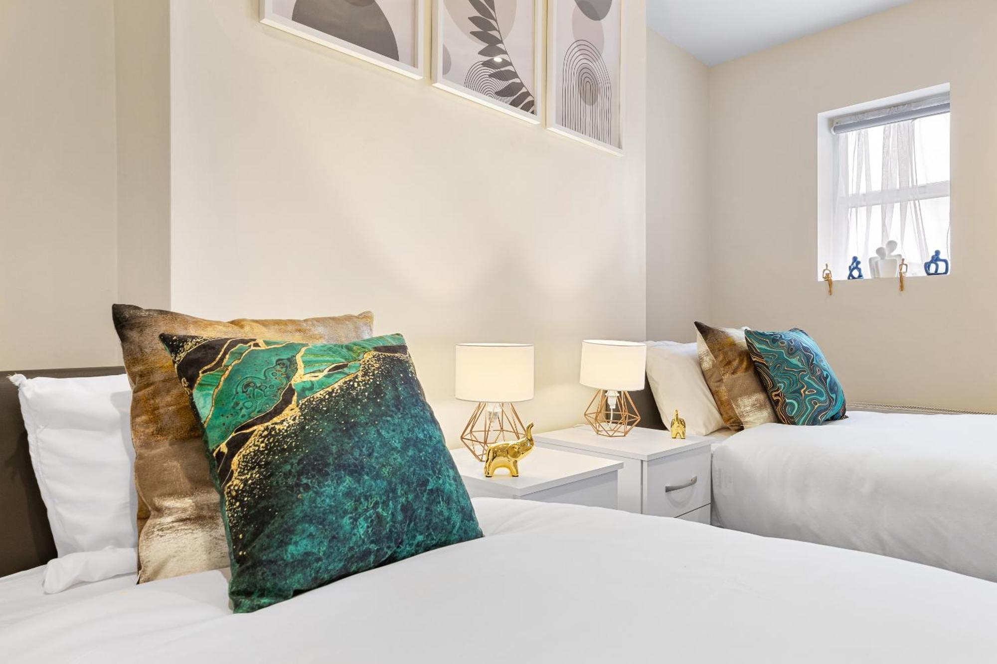 Elegant 2Br London Hideaway- King Bed, Sleeps 6 - Parking- Instant Book- 20 Percent Off Limited Time! בארנט מראה חיצוני תמונה