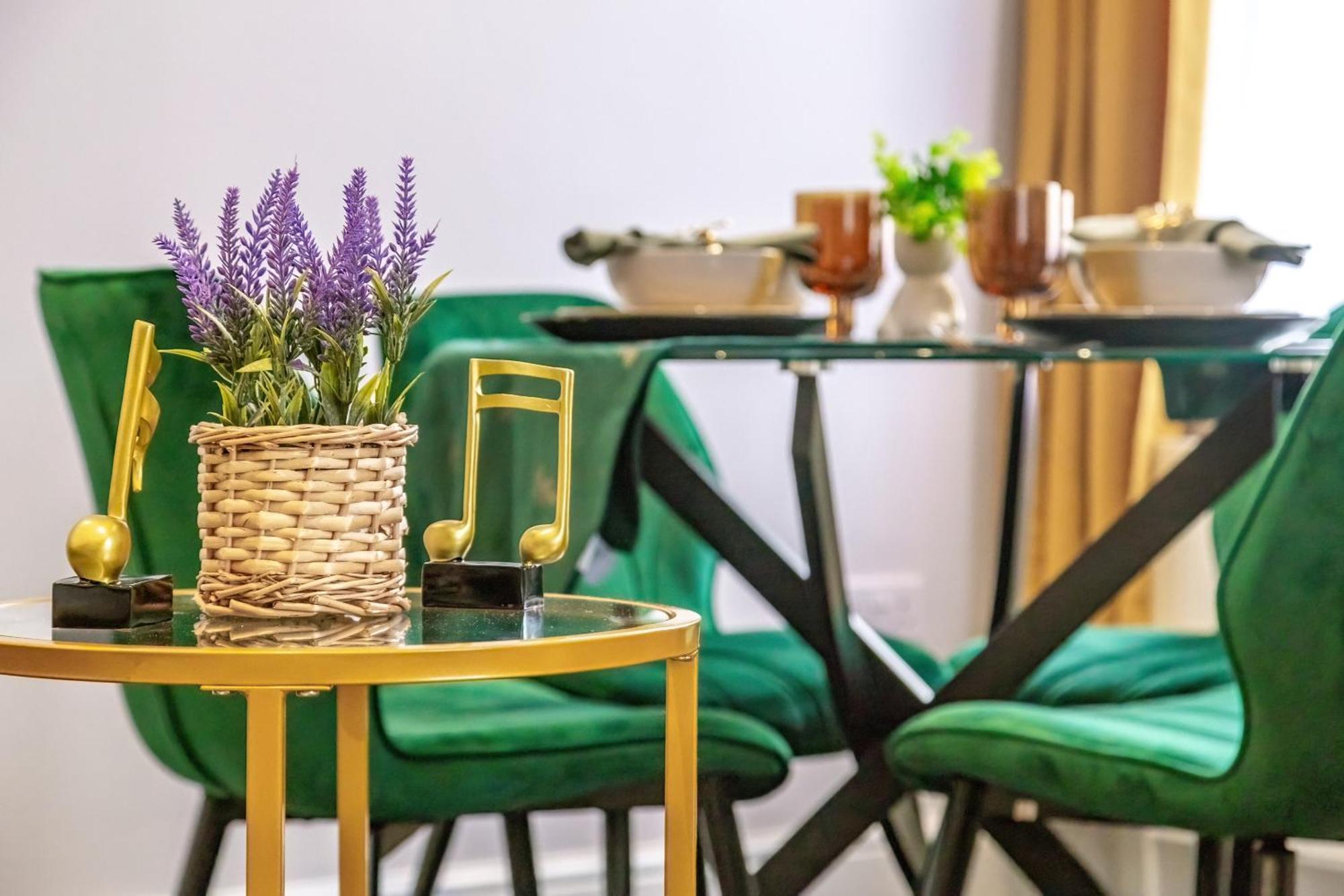 Elegant 2Br London Hideaway- King Bed, Sleeps 6 - Parking- Instant Book- 20 Percent Off Limited Time! בארנט מראה חיצוני תמונה
