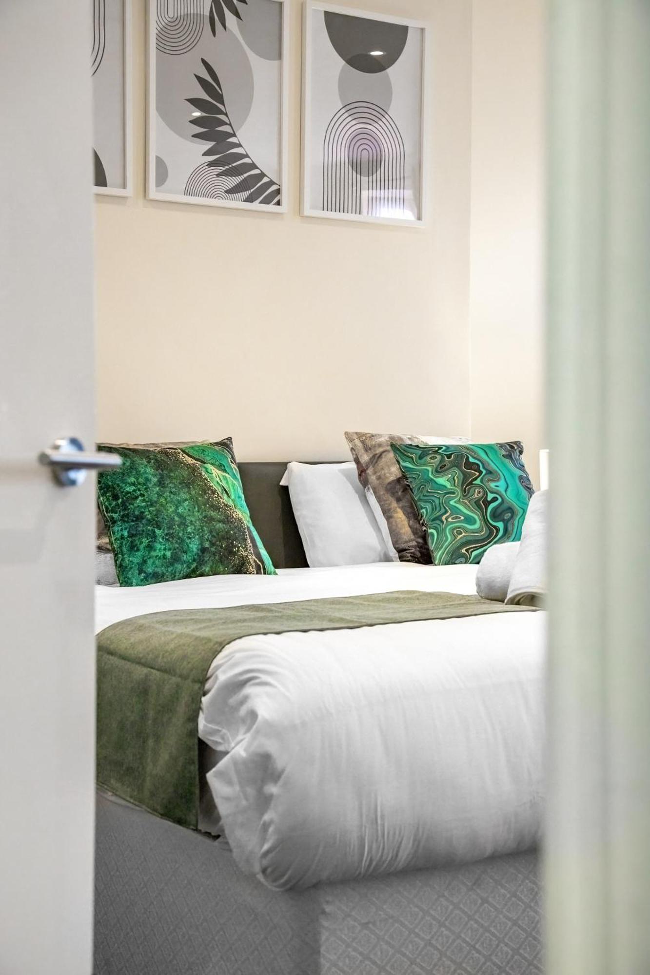 Elegant 2Br London Hideaway- King Bed, Sleeps 6 - Parking- Instant Book- 20 Percent Off Limited Time! בארנט מראה חיצוני תמונה