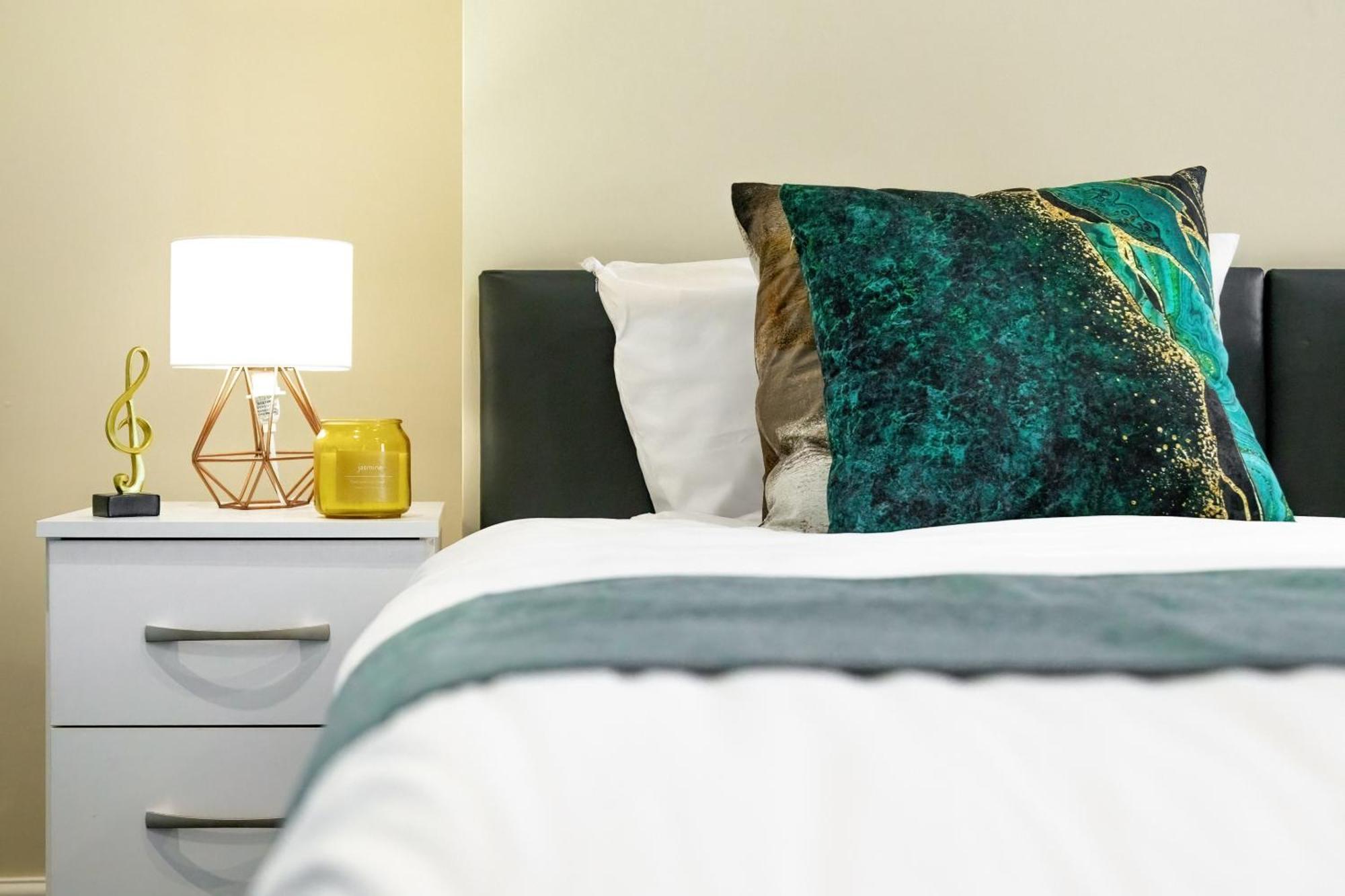 Elegant 2Br London Hideaway- King Bed, Sleeps 6 - Parking- Instant Book- 20 Percent Off Limited Time! בארנט מראה חיצוני תמונה