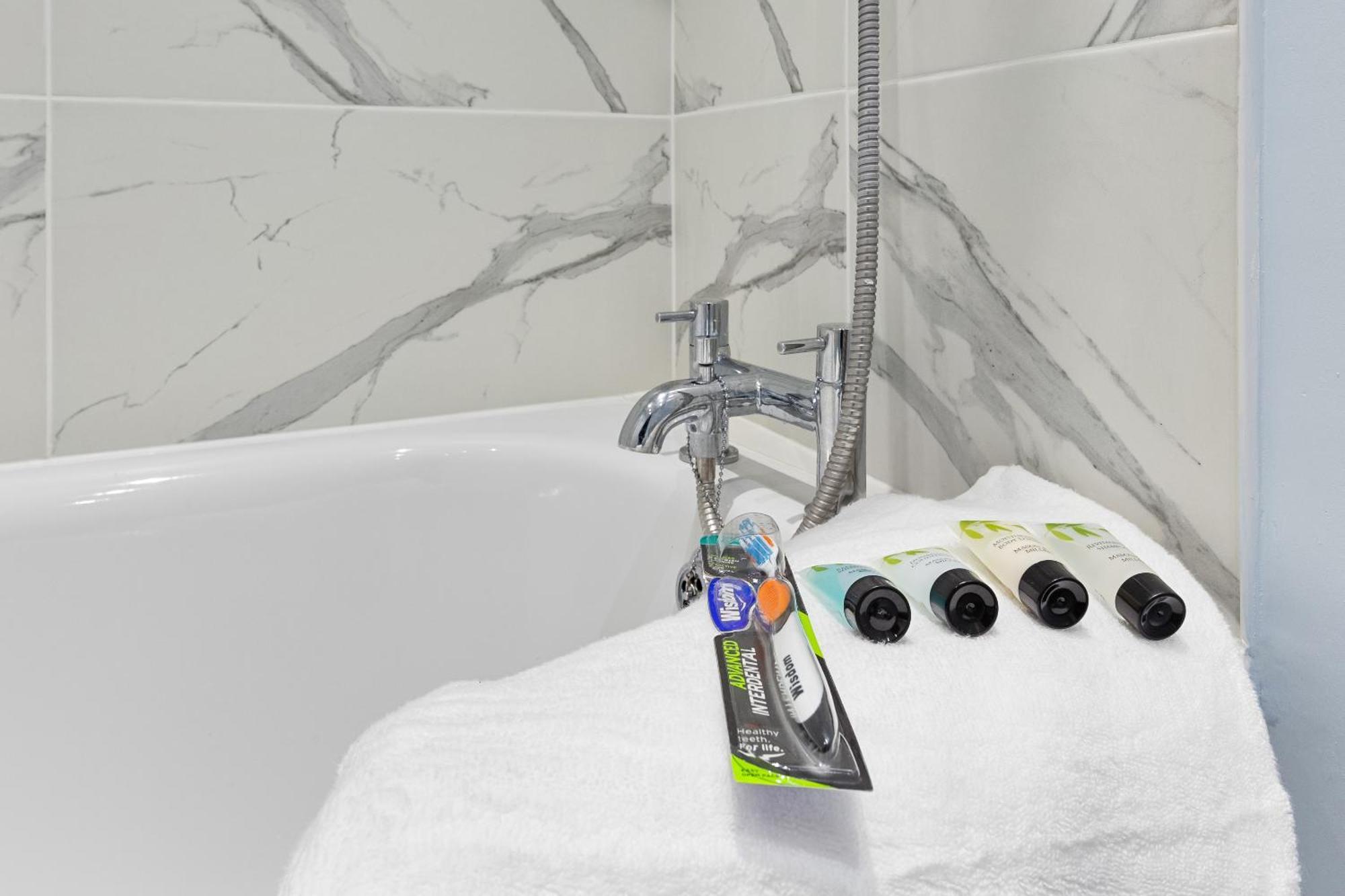 Elegant 2Br London Hideaway- King Bed, Sleeps 6 - Parking- Instant Book- 20 Percent Off Limited Time! בארנט מראה חיצוני תמונה
