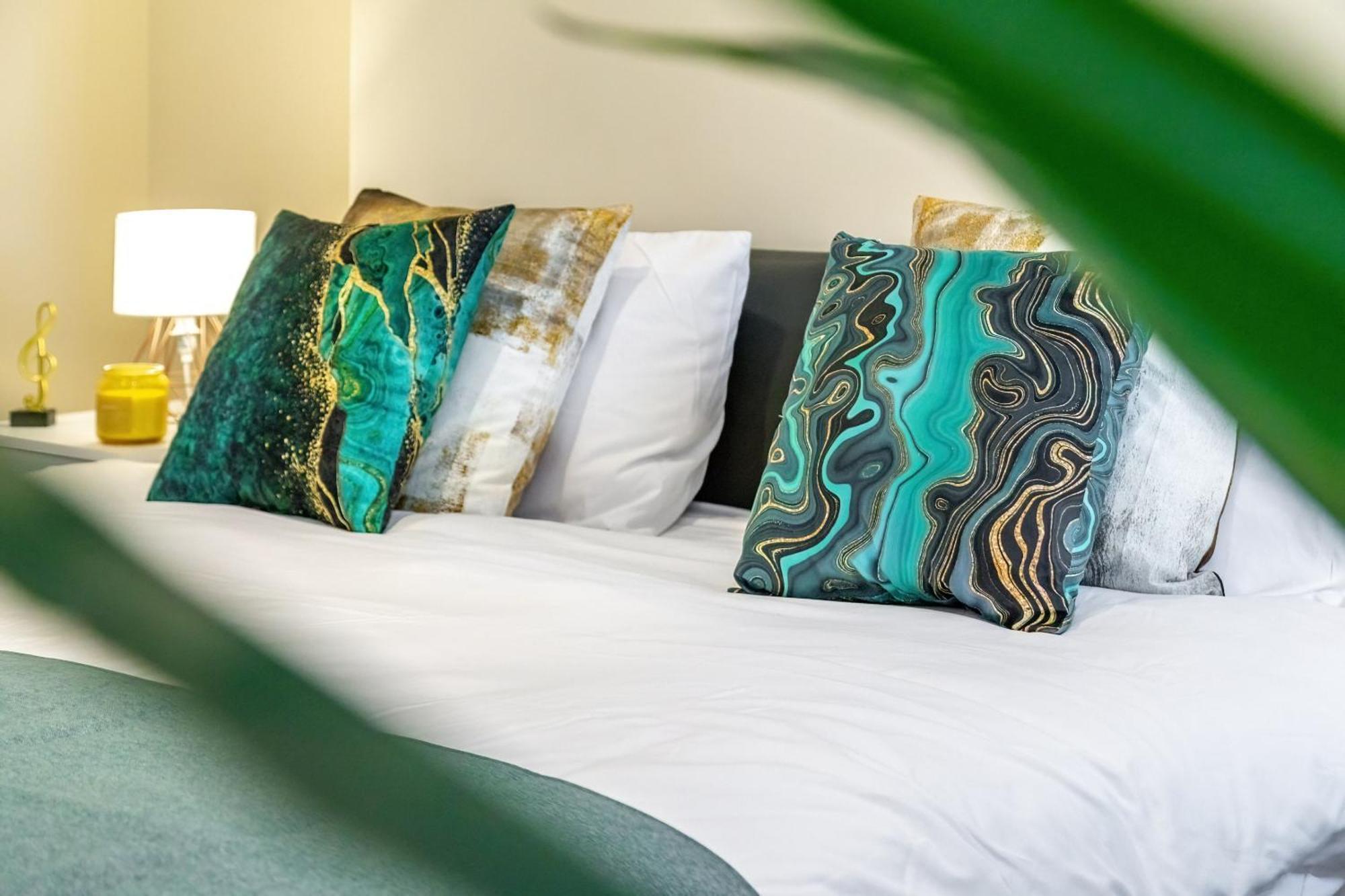 Elegant 2Br London Hideaway- King Bed, Sleeps 6 - Parking- Instant Book- 20 Percent Off Limited Time! בארנט מראה חיצוני תמונה