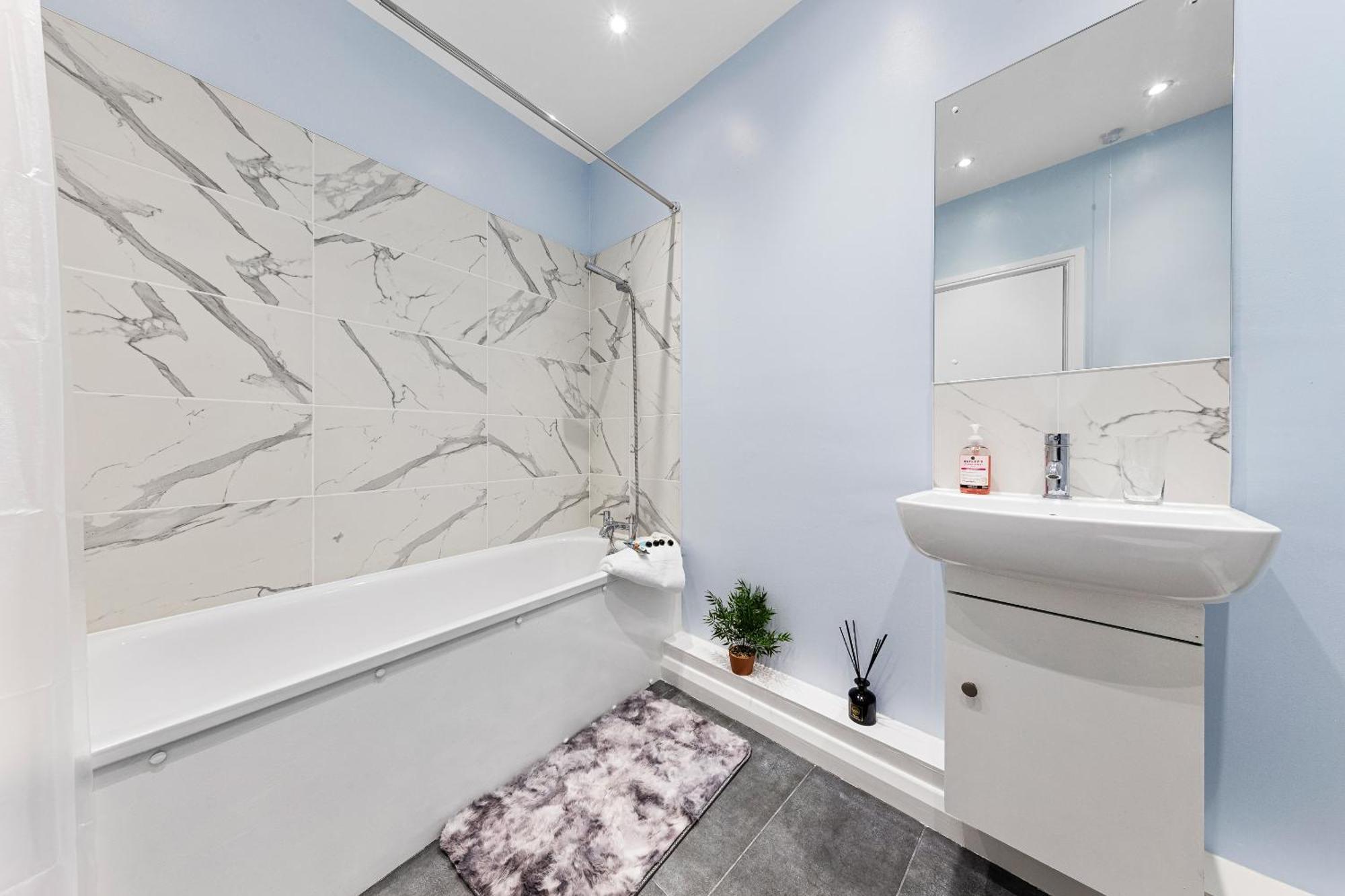 Elegant 2Br London Hideaway- King Bed, Sleeps 6 - Parking- Instant Book- 20 Percent Off Limited Time! בארנט מראה חיצוני תמונה