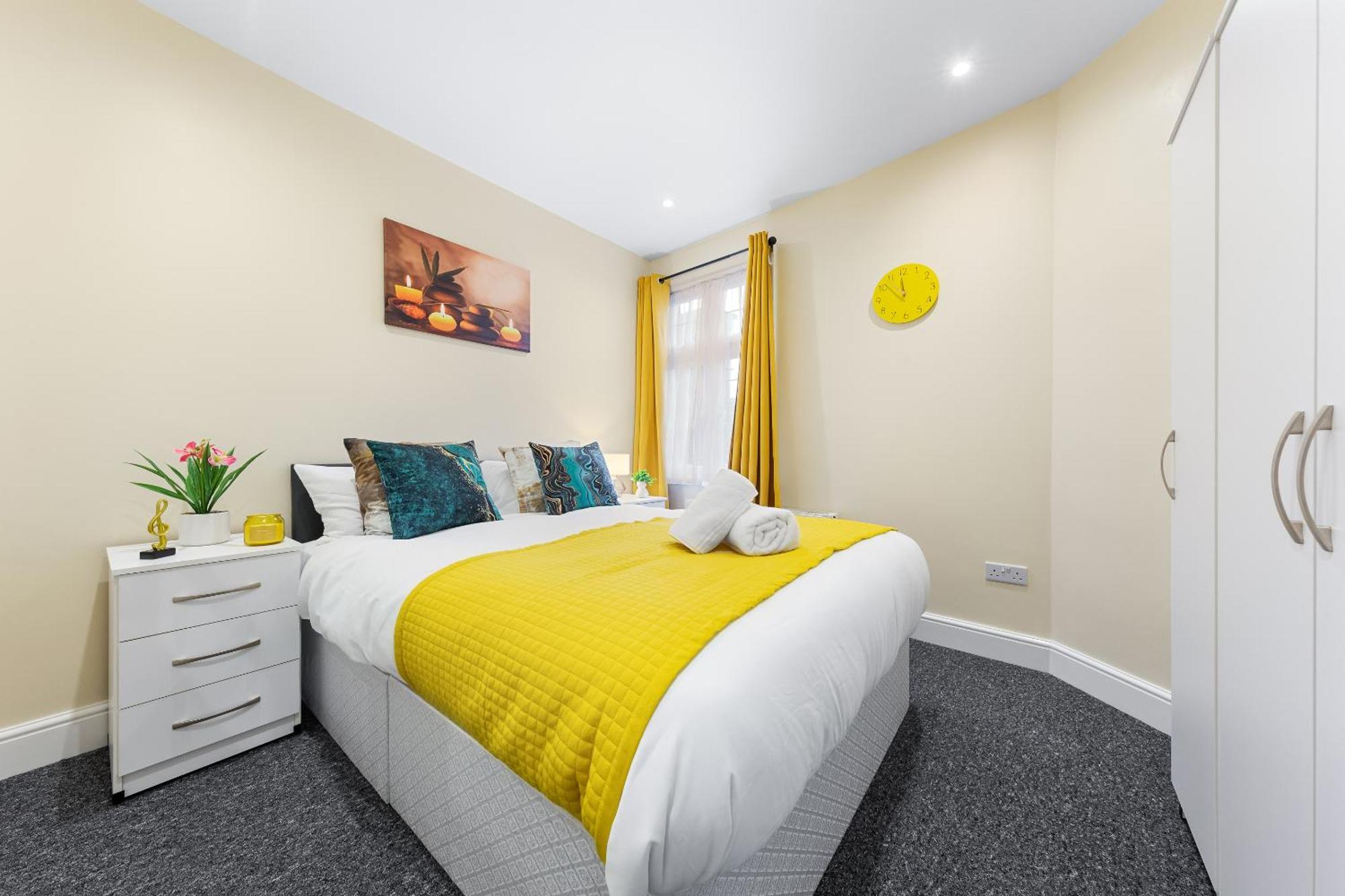 Elegant 2Br London Hideaway- King Bed, Sleeps 6 - Parking- Instant Book- 20 Percent Off Limited Time! בארנט מראה חיצוני תמונה