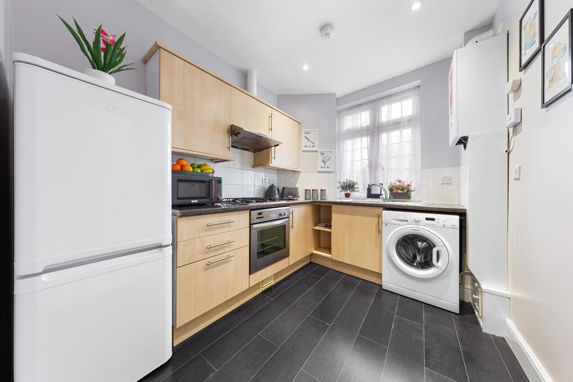 Elegant 2Br London Hideaway- King Bed, Sleeps 6 - Parking- Instant Book- 20 Percent Off Limited Time! בארנט מראה חיצוני תמונה
