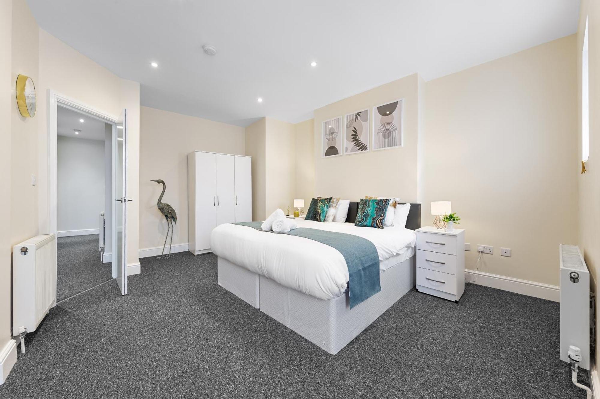Elegant 2Br London Hideaway- King Bed, Sleeps 6 - Parking- Instant Book- 20 Percent Off Limited Time! בארנט מראה חיצוני תמונה
